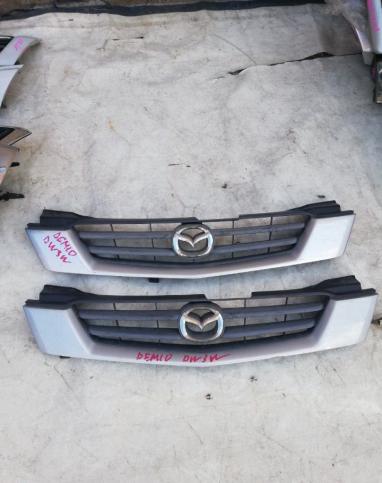 Решетка радиатора Mazda Demio DW3W  D26750712