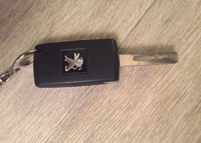 Ключ зажигания для Peugeot 408.3008