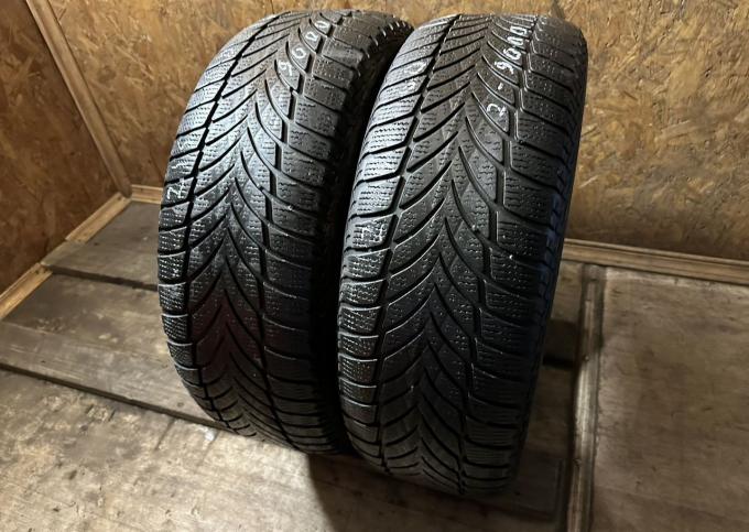 Goodyear UltraGrip Ice 2 215/60 R16 99T