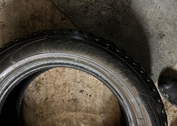 Goodyear UltraGrip 500 SUV 225/60 R18 104T