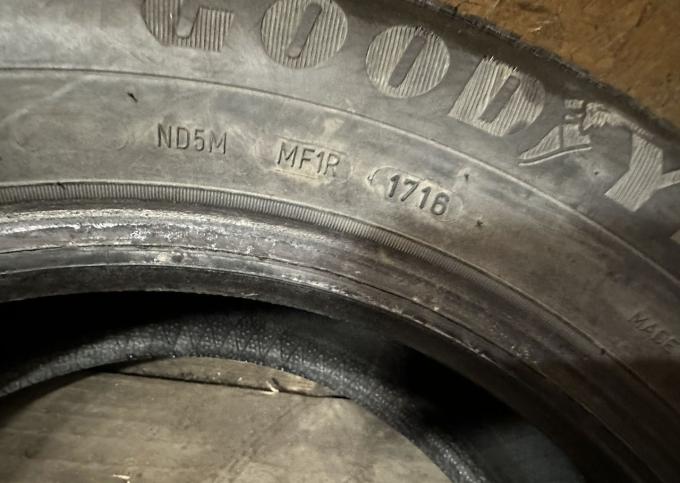 Goodyear UltraGrip Ice 2 215/60 R16 99T