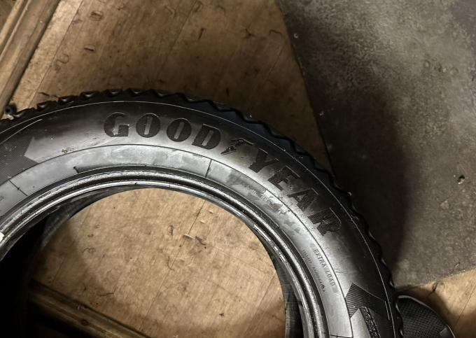 Goodyear Ultragrip Ice Arctic 215/60 R16 99T
