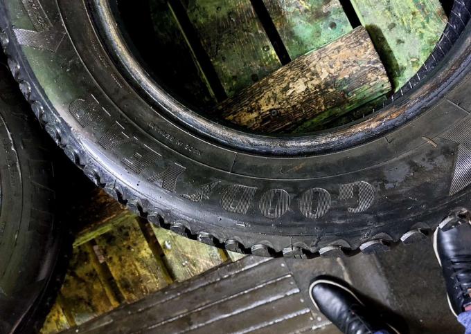 Goodyear UltraGrip Ice 215/65 R16 88T