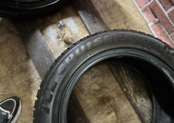 Bridgestone Ice Cruiser 5000 215/55 R16 93T