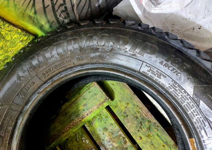 Goodyear UltraGrip Ice 215/65 R16 88T
