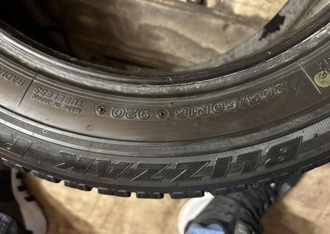Bridgestone Blizzak Revo GZ 205/60 R16 92Q