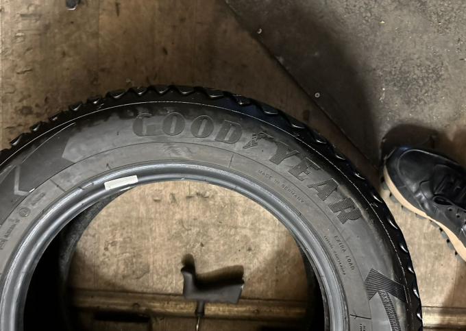 Goodyear Ultragrip Ice Arctic 215/60 R16 99T