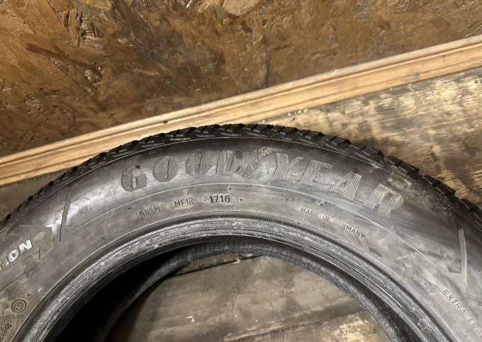 Goodyear UltraGrip Ice 2 215/60 R16 99T