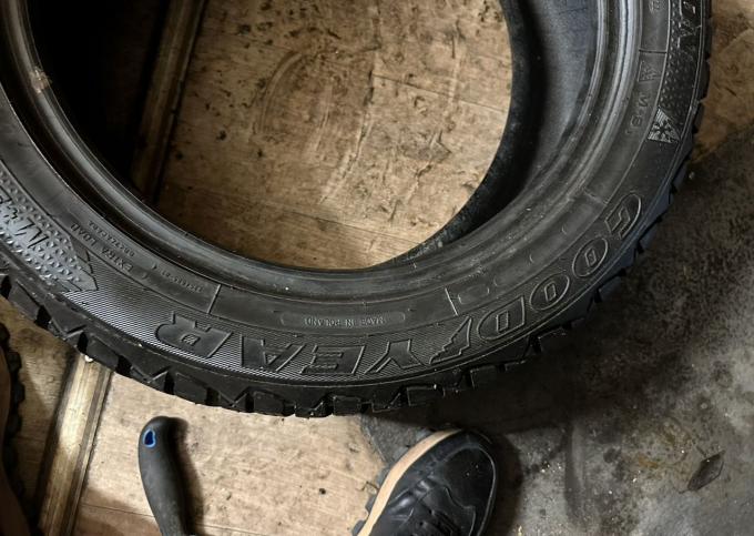 Goodyear Ultragrip 600 205/55 R16 94T