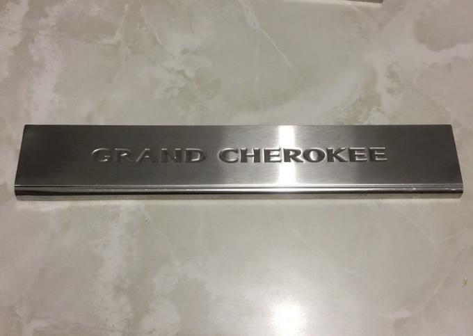Накладка на порог новая Jeep Grand Cherokee 82212118