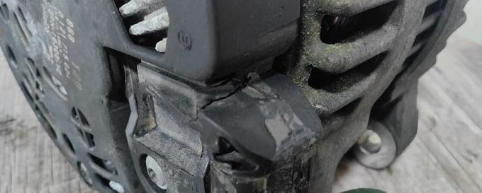 Генератор Land Rover Freelander 2 2.2 LR001200
