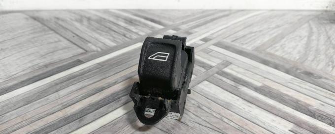 Кнопка стеклоподьемника Land Rover Freelander 2 LR008313