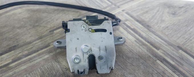 Замок крышки багажника Land Rover Sport L320 LR030192
