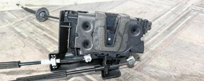 Замок двери передней левый Range Rover Sport L320 FQJ500450