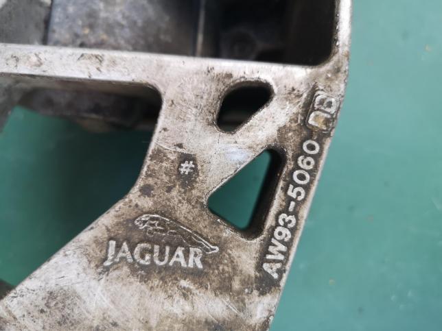 Кронштейн АКПП Jaguar XJ X351 aw936a026a