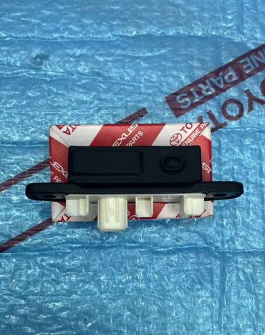 Кнопка багажника Toyota Land Cruiser 200 2017-2021 84840-60020