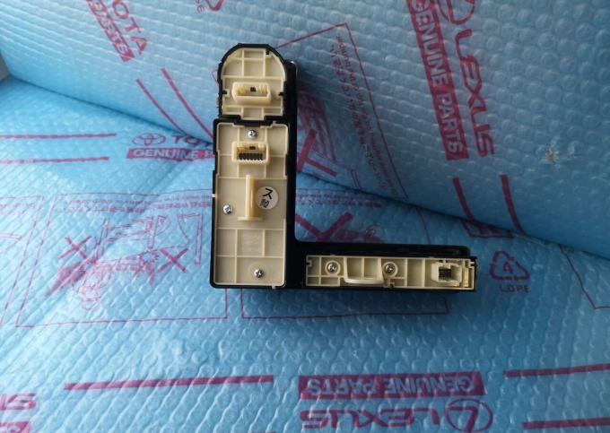 Блок управления пoдвeскoй Toyota Land Cruiser 200 84010-60F60