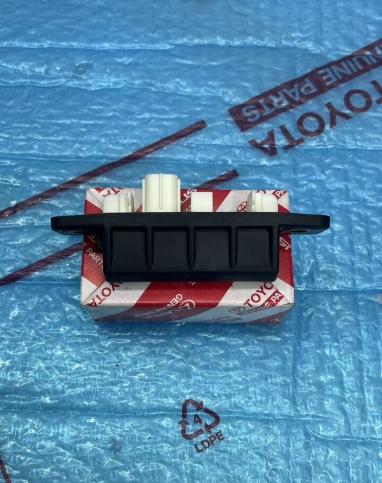 Кнопка багажника Toyota Land Cruiser 200 2017-2021 84840-60020