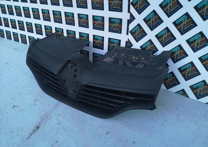 Решетка радиатора Renault Logan 2 2012-2018 623105727R