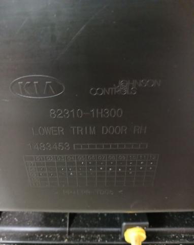 Обшивка двери правой Купе Kia Pro Ceed ED 823201h300