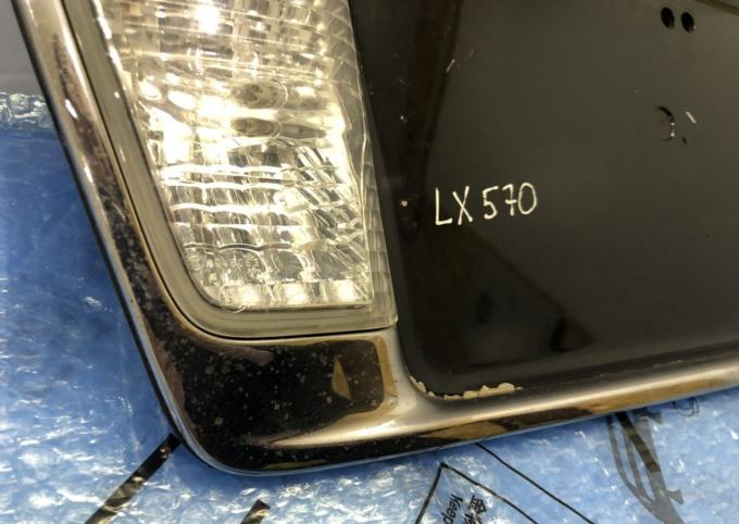 Накладка на крышку багажника Lexus LX 570 76802-60030-C0