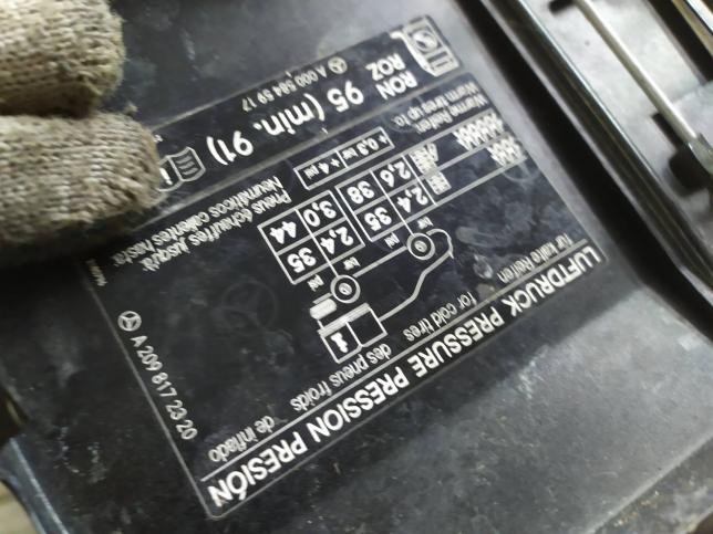Лючок бензобака Mercedes W209 A2098172320