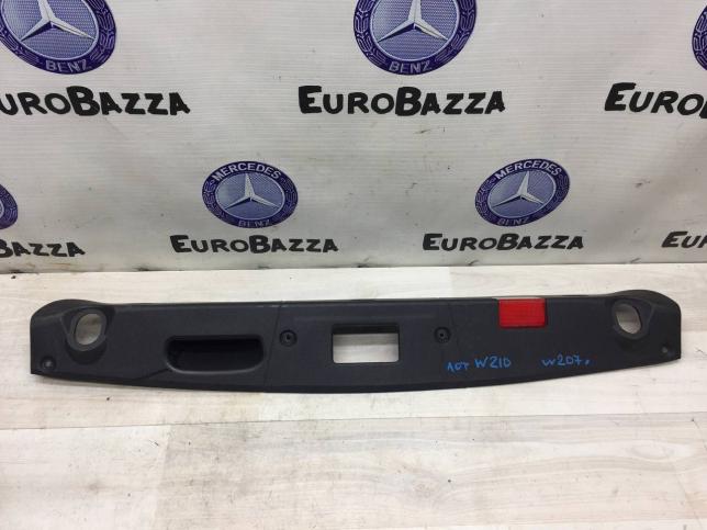 Накладка крышки багажника Mercedes W207 A2077580702