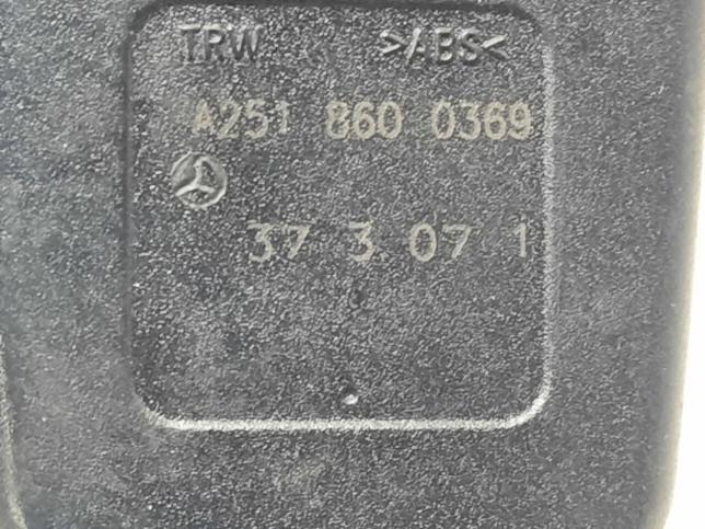 Ответная часть ремня безопасности Mercedes W164 A2518600369