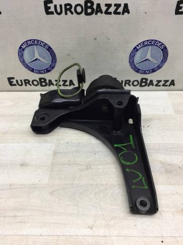 Опора двигателя на кронштейне Mercedes W638 Vito A6382401406