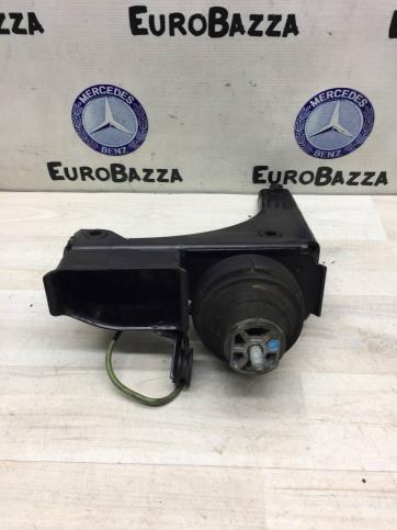 Опора двигателя на кронштейне Mercedes W638 Vito A6382401406