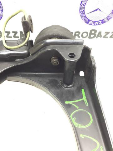 Опора двигателя на кронштейне Mercedes W638 Vito A6382401406