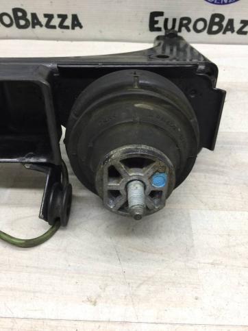 Опора двигателя на кронштейне Mercedes W638 Vito A6382401406
