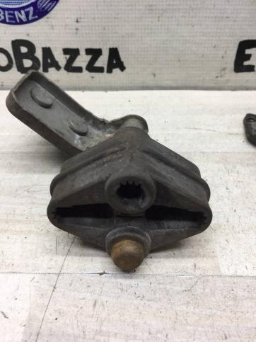 Кронштейн глушителя Mercedes W212 A2124923741
