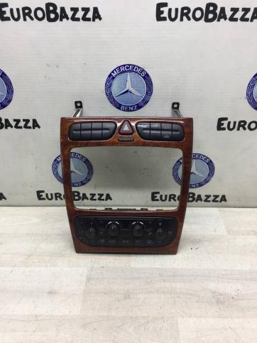 Накладка центральной консоли Mercedes W203 A2098300085