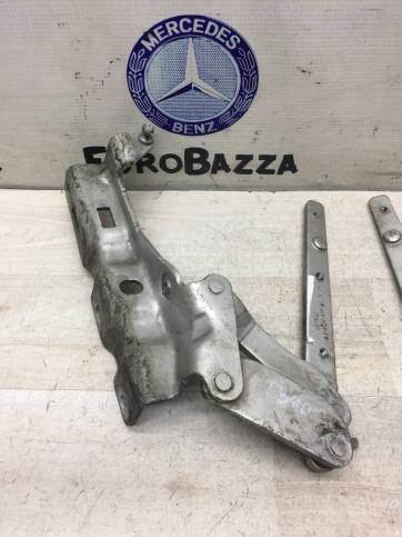 Петля капота Mercedes W203 A2038800328