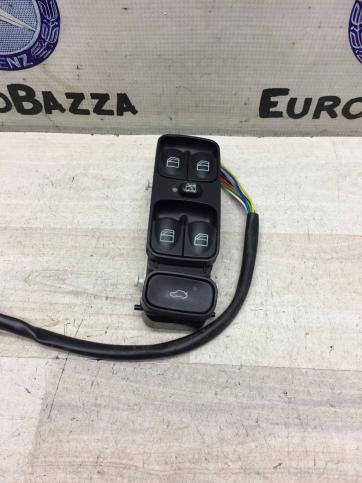 Блок управления стеклоподьемниками Mercedes W209 A2098203410