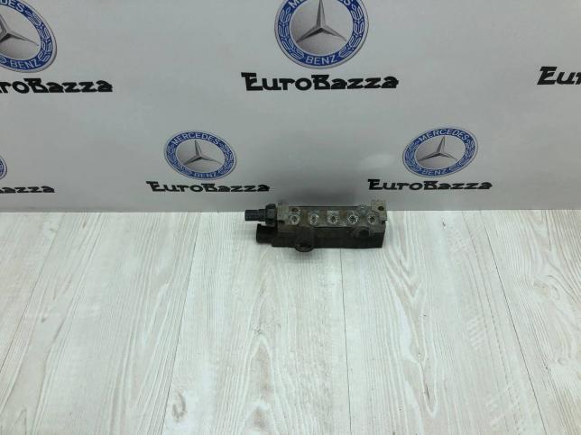 Блок клапанов пневмоподвески Mercedes W220 A2203200258