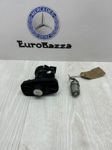 Замок крышки багажника с личинкой Mercedes W204 А2128904067