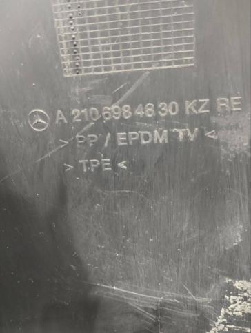 Подкрылок передний Mercedes W210 А2106984830