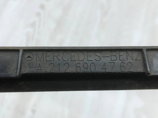 Нижний уплотнитель передней двери Mercedes W212 А2126904762