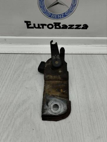 Датчик уровня подвески на кронштейне Mercedes W221 A0105427717