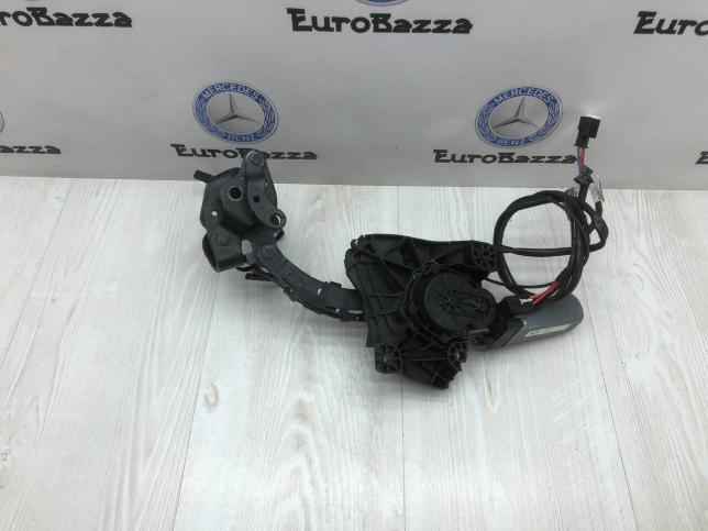 Левый моторчик крышки короба крыши Mercedes R172 A1727900103