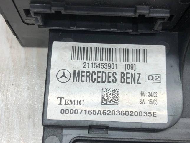 Блок предохранителей и реле спереди Mercedes W211 А2115453901