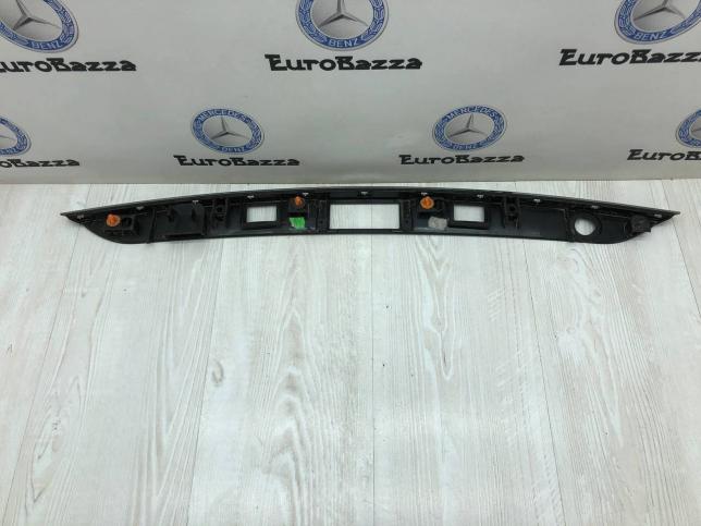 Накладка крышки багажника Mercedes W204 А2047400993