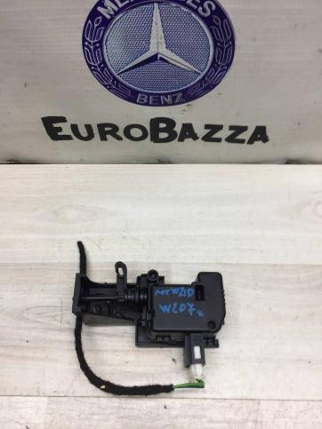 Активатор замка крышки бензобака Mercedes W212  А2048200072