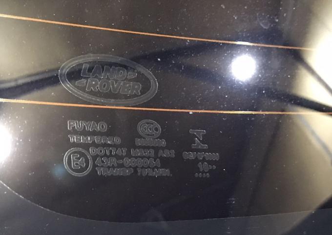 Стекло крышки багажника Range Rover Velar L560