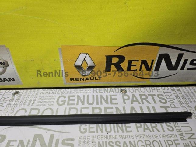 Рено Сандеро 2 2015г уплотнитель стекла двери 808207352R