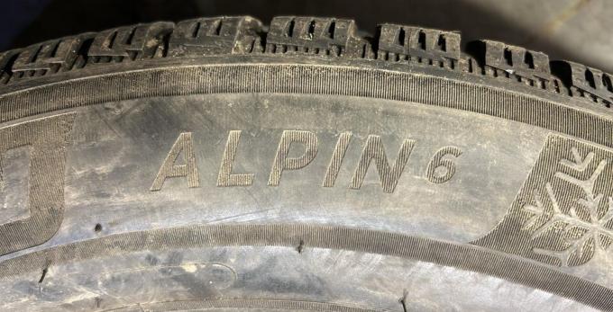 Michelin Alpin 6 215/60 R17 100H