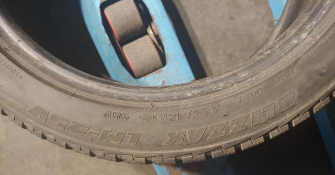 Bridgestone Blizzak LM-25 235/45 R18 98V