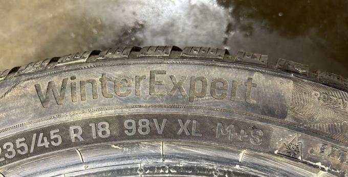 Uniroyal WinterExpert 235/45 R18 98V